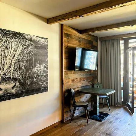 Chalet-stil Mit Pool Und Bergblick