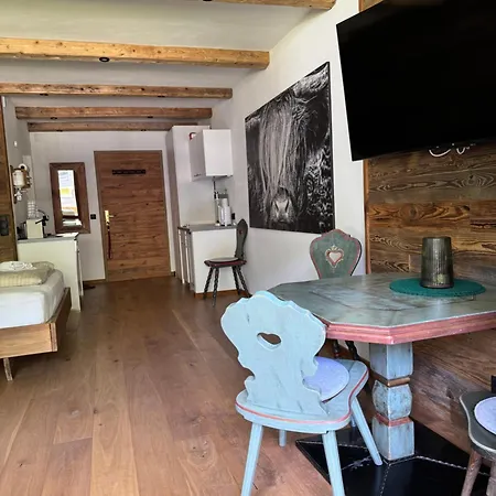 Chalet-stil Mit Pool Und Bergblick 公寓 *